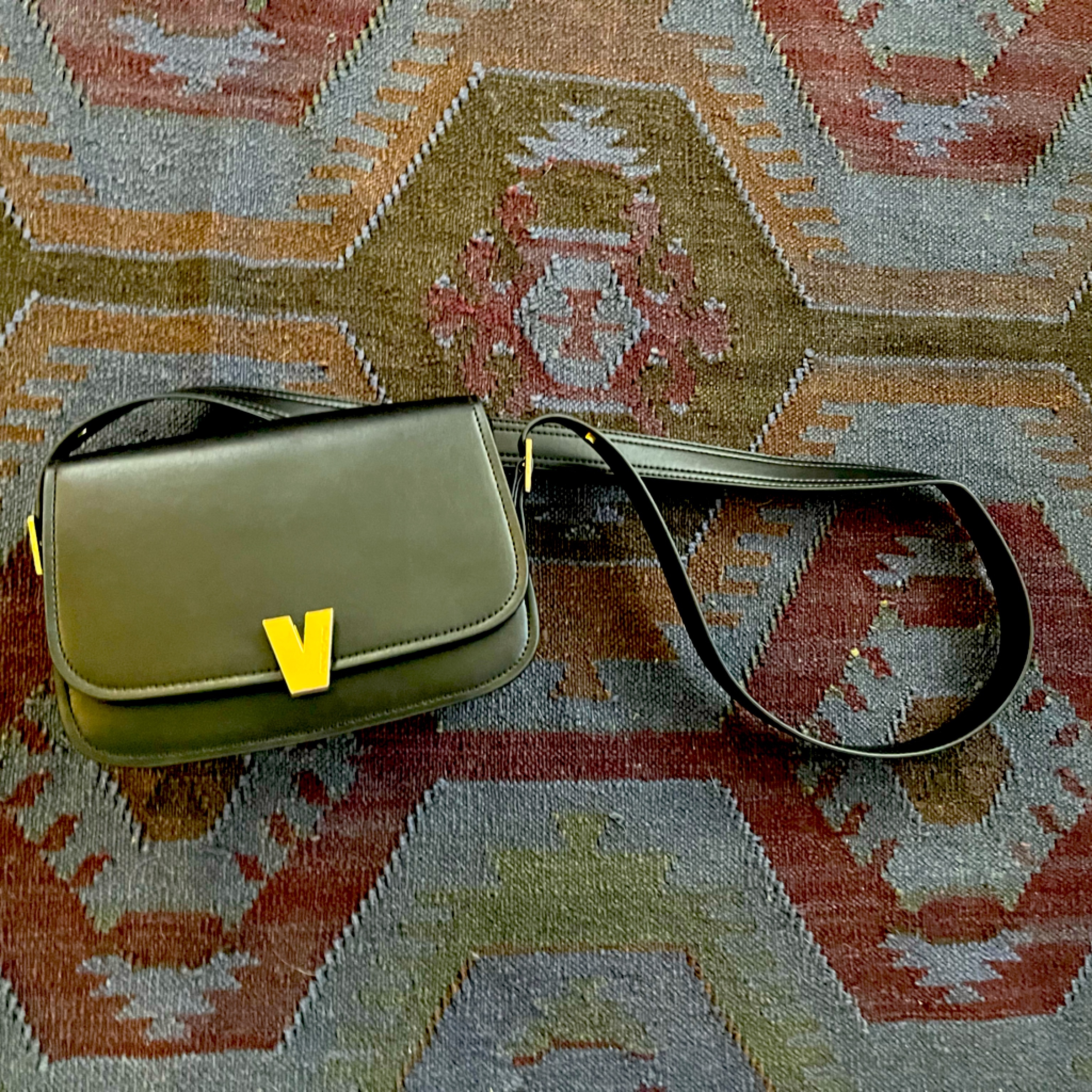 Matt & Nat Studio 901 Hatun Vegan Crossbody Bag - Appleskin - Black